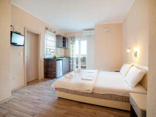 Апартаменты Pansion Nobel Петровац Трехместный номер-студио с балконом и видом на море-2