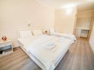 Апартаменты Pansion Nobel Петровац Трехместный номер-студио с балконом и частичным видом на море-1